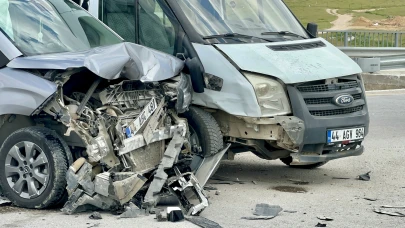 Malatya'da Minibüs ile Ticari Araç Çarpıştı: 8 Yaralı