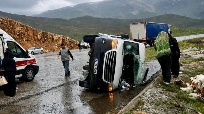 Doğanşehir’de Yolcu Minibüsü Yan Yattı: 12 Kişi Yaralandı