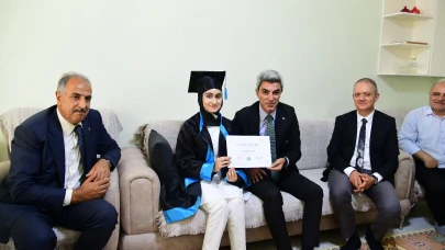 Engelleri Azmiyle Aştı, Mezuniyet Belgesini İl Müdürünün Elinden Aldı