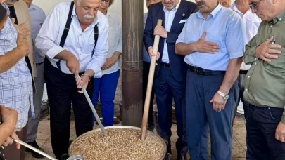 Engüzek Cem ve Kültür Evi’nde Bin Kişilik Aşure Lokması