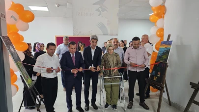 Depremde Uzuv Kaybeden Öğretmen Fırçasını Bırakmadı: Sergi Açtı