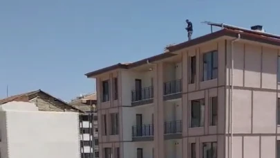 Malatya'da TOKİ İşçisi Alacağını İstemek İçin Çatıya Çıktı