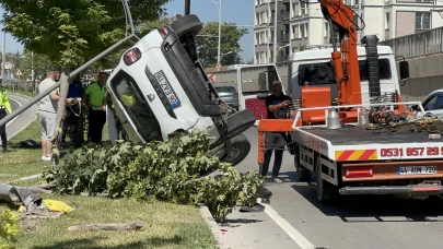 Battalgazi Alt Geçidinde Kaza: Araç Ters Döndü, 3 Yaralı
