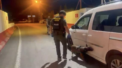 Narkotik Köpeği Tepki Verdi, Gizli Bölmeden 1 Kilo Metamfetamin Çıktı