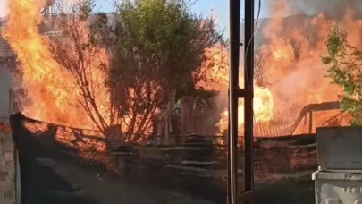 Yeşilyurt'ta Ev Yangını: Ekmek Damıyla Birlikte Tamamen Kül Oldu