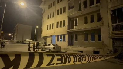 Ağır Hasarlı Binadan Atlayan Şahıs Hayatını Kaybetti!