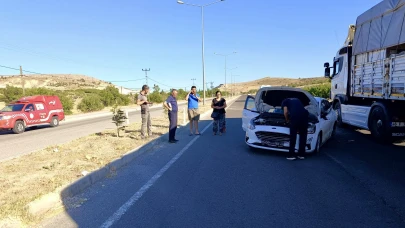 Lastiği Patlayan Otomobil Karşı Şeride Geçti!