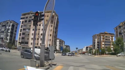 Kavşaktaki Trafik Kazası Güvenlik Kamerasına Yakalandı