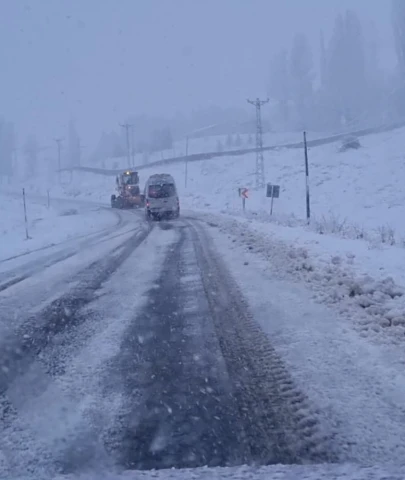 Malatya-Pütürge Yolunda Kar Yağışı sürücülere zor anlar yaşatıyor