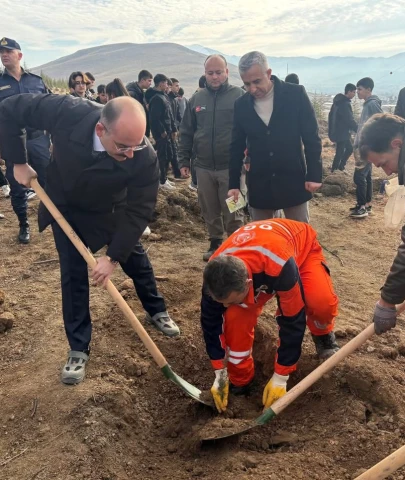 Doğanşehir'de Geleceğe Nefes: Minik Eller Fidanları Toprakla Buluşturdu