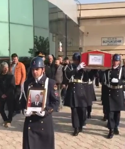 Emekli Asker Çetin Apohan'a Hüzünlü Veda: Bayrağı Kızına Verildi