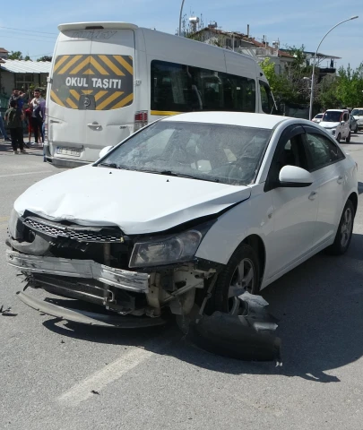 Araç önce otomobile çarptı, ardından duvara çarparak alev aldı.