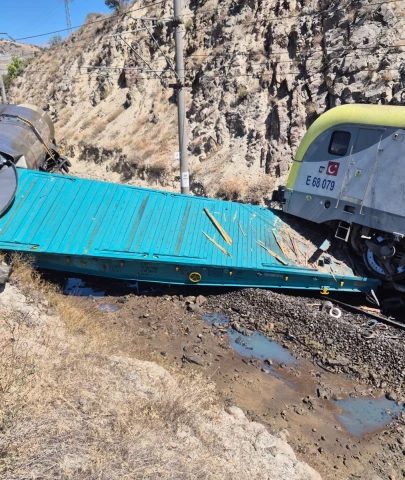 Malatya’da iki yük treni çarpıştı: 1 yaralı