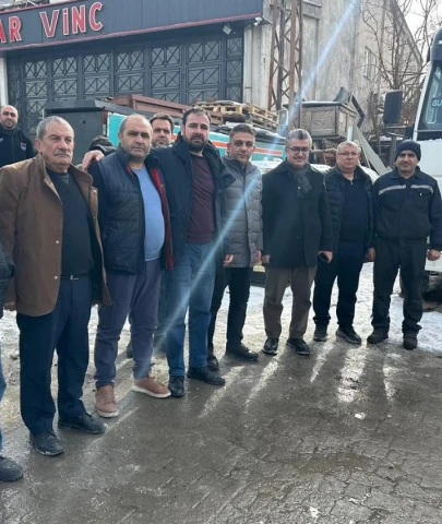 50 Metrelik Vinçle Türk Bayrağı Gökyüzünde Dalgalandı