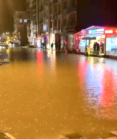 Malatya Sağanak Yağış Hayatı Felç Etti: Yollar Göle Döndü