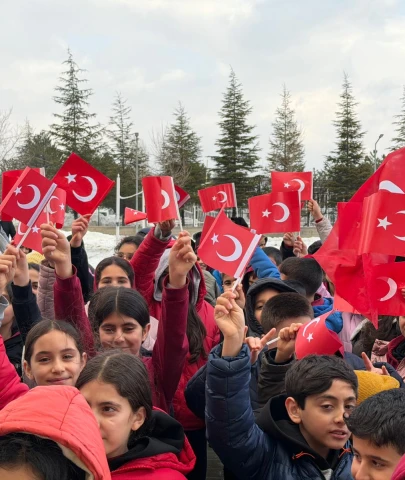 Doğanşehir’de İlk Ders ‘Bayrak’: Kaymakam Sungur Öğrencilerle Buluştu