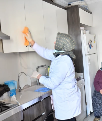 Yeşilyurt’ta Büyükler ‘Baştacı’ Ediliyor: Yaşlılara Ev Temizliği