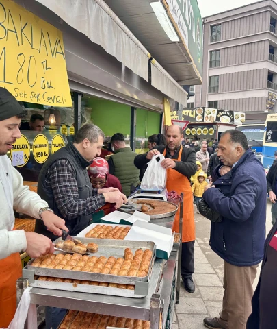 Malatya’da Arefe yoğunluğu: Çarşı ve pazarda iğne atsan yere düşmüyor!