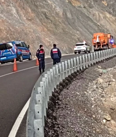 Erkenek’te toprak kayması: Malatya-Adıyaman karayolunda ulaşım aksadı!