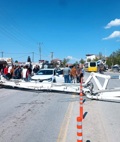 Battalgazi’de Beton Pompası Caddeye Devrildi