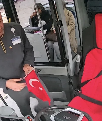 Seferi Bıraktı, Bayrağa Koştu: MOTAŞ Şoföründen Duygulandıran Hareket