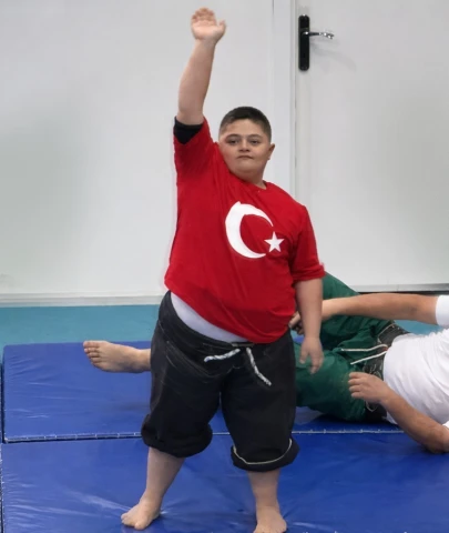 Kale’de duygu dolu anlar: Down sendromlu "Pehlivan" öğretmeniyle güreşip galip geldi!