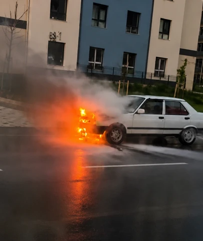 Araç yangını şehirde korku ve endişeye yol açtı..!