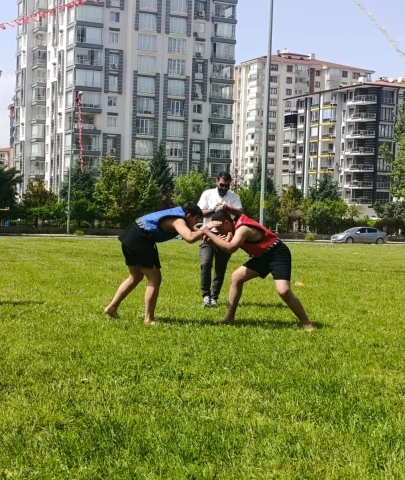 Malatya’da Ata Sporu Coşkusu: Okul Sporları Geleneksel Güreş Müsabakaları Tamamlandı
