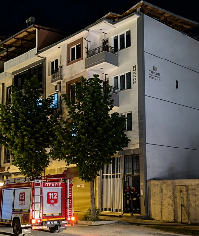 Halfettin’de Çatı Çöktü, Apartman Sakinleri Deprem Paniği Yaşadı