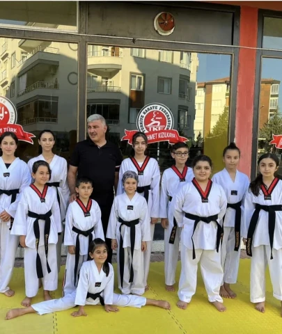 Malatya'nın Gururu: Doğuş Spor Kulübü Şampiyonluk Kupasını Kaldırdı