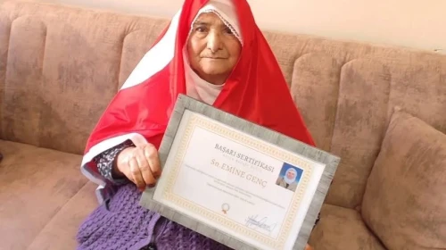 88 Yaşındaki Emine Genç Azmiyle Okuma Yazma Öğrendi