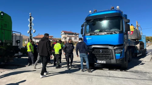 Doğanşehir’de Hemzemin Geçitte Tren ile Tır Çarpıştı