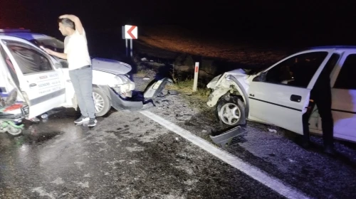 Arguvan Yolunda Kaza: 2 Kişi Yaralandı, Yaralılar Hastaneye Kaldırıldı