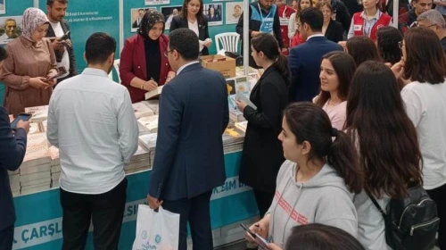 Gül Kaçar’ın “Unutulmuş Ruhlar Ülkesi” İmza Gününe Yoğun İlgi