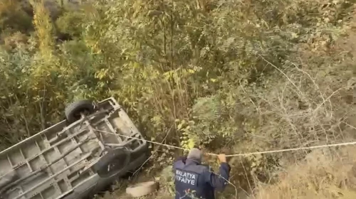 Malatya’da Panelvan Minibüs Ağaçlık Alana Devrildi: 3 Yaralı