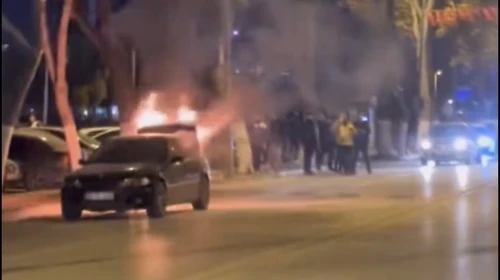 Yolda ilerleyen araç aniden alev aldı kullanılamaz hale geldi.