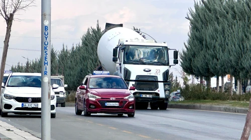 Şehir Mezarlığı Yolu Sürücü Adayları İçin Tehlike Alanına Döndü