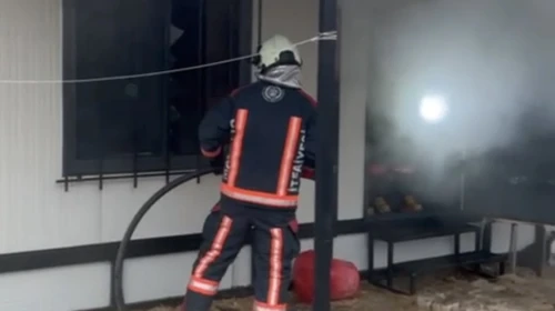 Malatya Gazi Mahallesi'nde Korkutan Yangın: Konteyner Alevlere Teslim Oldu