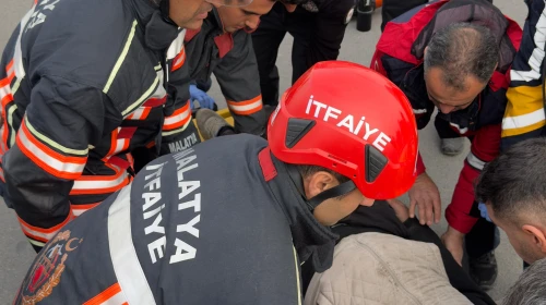 Yeşilyurt Kuzey Kuşak Yolunda Kamyon ve Kamyonet Çarpıştı: 1 Yaralı