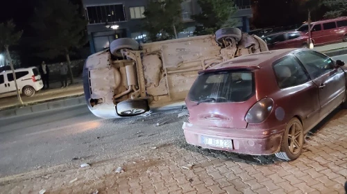 Park Halindeki Araca Çarpan Otomobil Ters Döndü: Sürücü Kaçtı