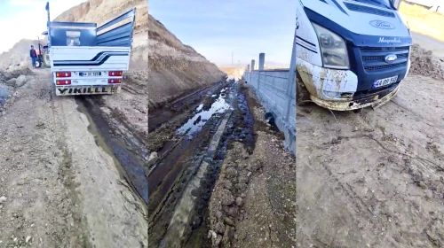 Biyogaz Atıkları Yolu Döküldü, Süt Üreticisi Saatlerce Mahsur Kaldı