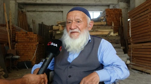 93 yaşındaki marangoz ustası, oğlu ile ağaçlara şekil veriyor