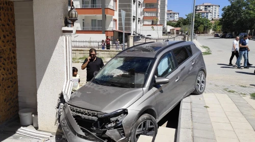 Direksiyon hakimiyetini kaybedince eve çarptı