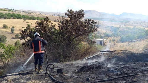 Malatya’da iki ayrı bahçe yangınına itfaiye müdahalesi