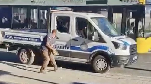 Zabıta aracına taşlı saldırı