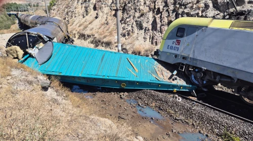 Malatya’da iki yük treni çarpıştı: 1 yaralı