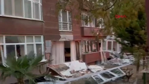İstanbul'da meydana gelen 14 katlı binadaki patlama sonrası birçok kişi yaralandı.