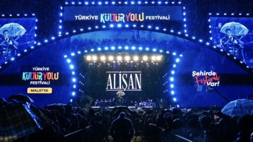 Alişan, Malatya’daki Konserini Yağmur Nedeniyle Erken Bitirdi