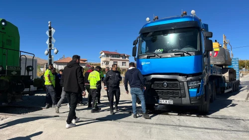 Doğanşehir’de Hemzemin Geçitte Tren ile Tır Çarpıştı