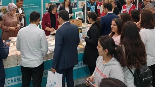 Gül Kaçar’ın “Unutulmuş Ruhlar Ülkesi” İmza Gününe Yoğun İlgi